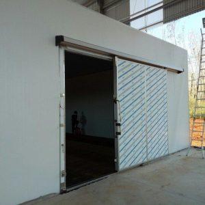 THI CÔNG CỬA TRƯỢT KHO LẠNH 01