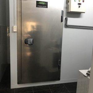 CỬA MỞ BẢN LỀ, KHÓA INOX, ANTIMON 04